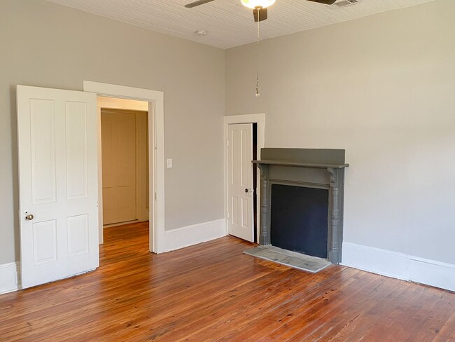 Building Photo - 3 Bedroom Historic Gainesville Home