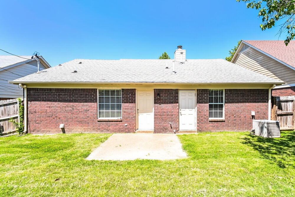 Building Photo - 8389 Palm Springs Dr