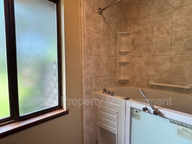 Building Photo - 9903 W Westview Dr