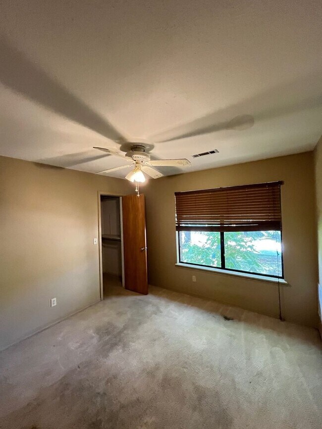 Building Photo - 3 bedroom 2 bath home, large lot, close to...