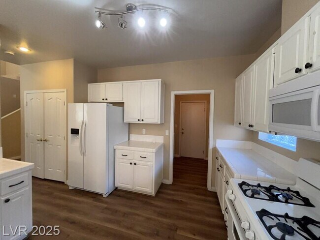 Building Photo - LIMITED TIME ONLY! 2 WEEKS FREE RENT *excludes recurring fees* Charming 3-Bedroom Oasis on Butter...