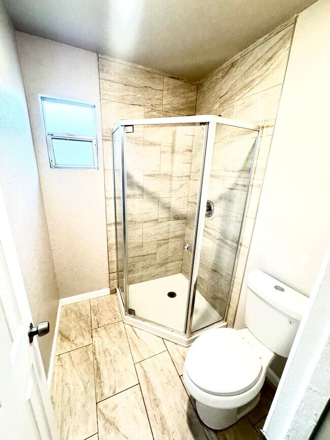 Building Photo - Enchanting Bakersfield property just 10 mi...