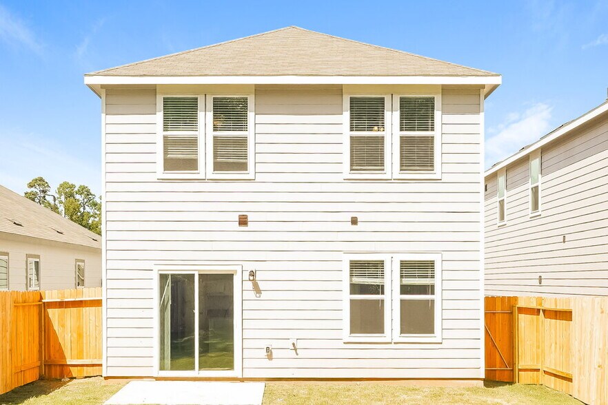 Building Photo - 15295 Abella Dr