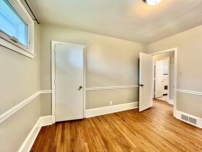 Building Photo - 3 BED CONDO IN PERFECT LOCATION!