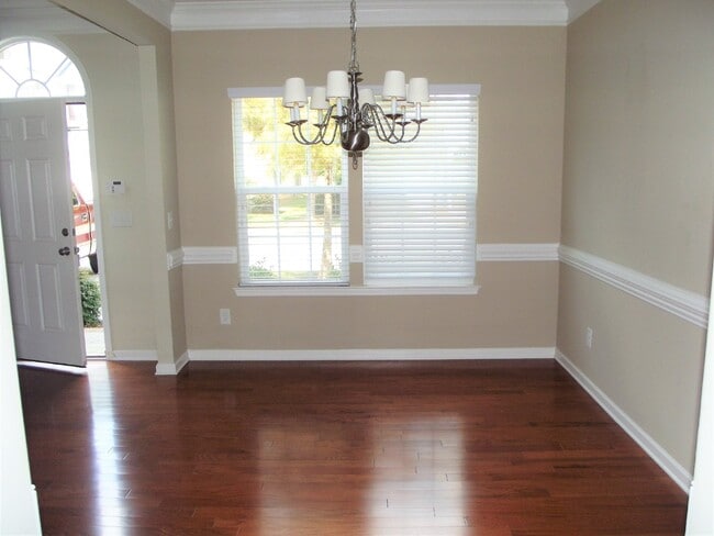 Building Photo - Great location off Archdale!