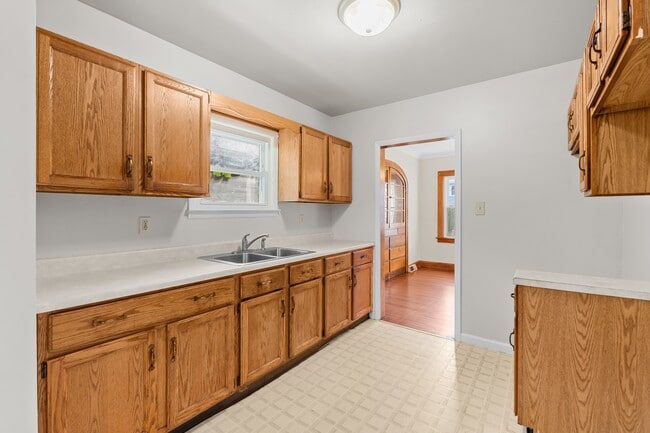 Building Photo - 1001 Woodsdale Ave