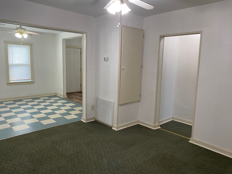 Building Photo - 611 Fredonia St