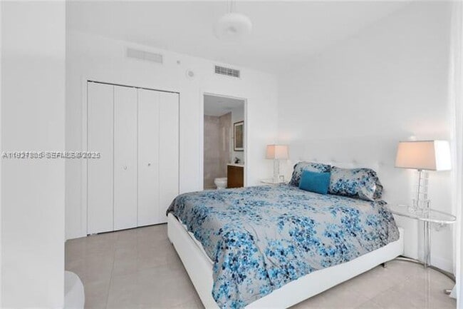 Building Photo - 17001 Collins Ave