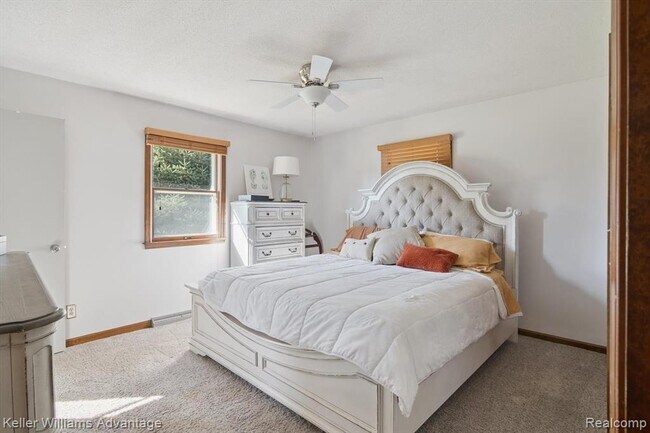 Building Photo - 245 Lynbrook Dr