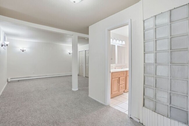 Building Photo - 508 E 19th Ave