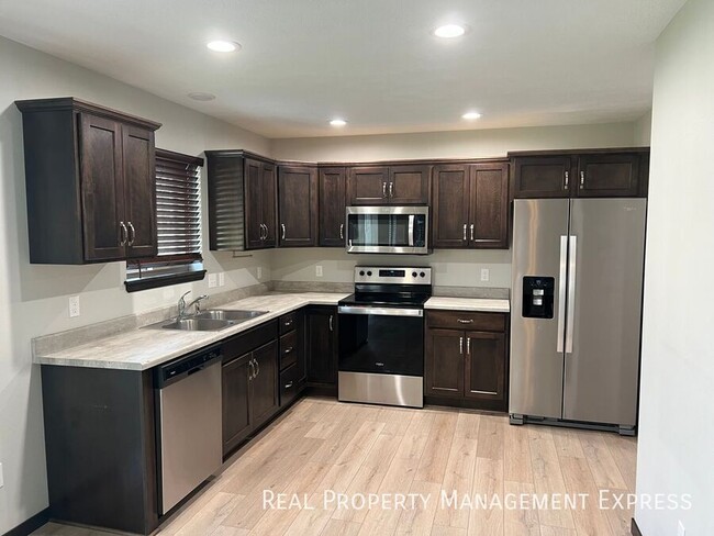 Building Photo - 3 Bedroom 2.5 Bathroom Townhome