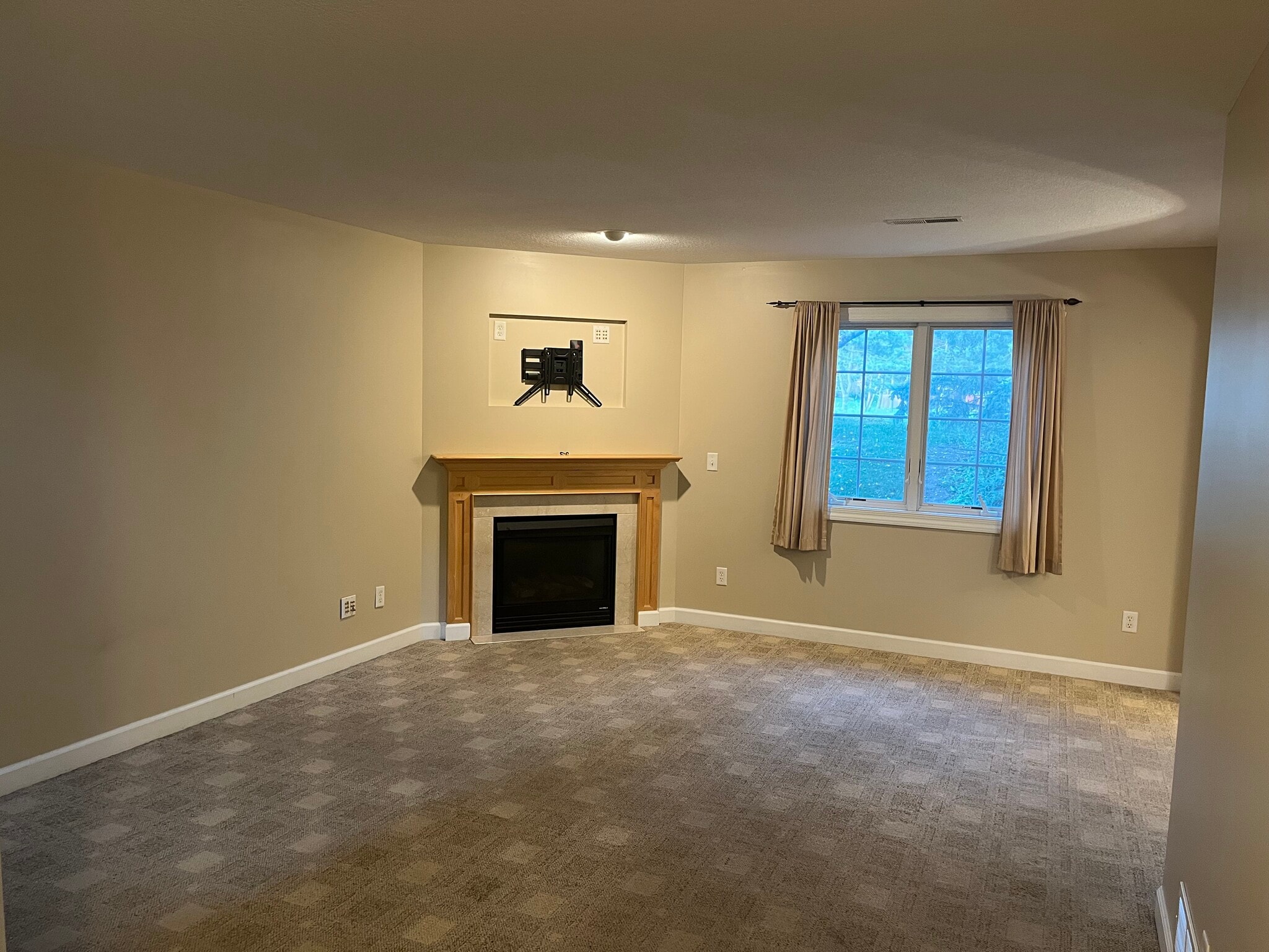 Living room - 1736 Bennett St