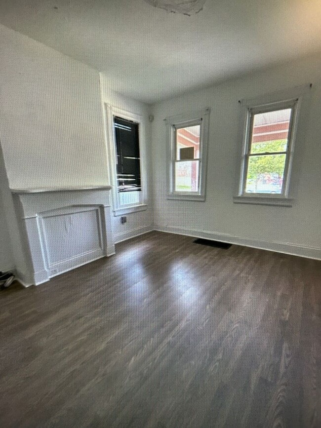 Building Photo - Large Victorian Style House