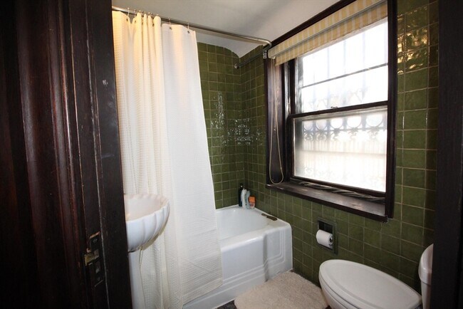 Building Photo - 33 Beacon St