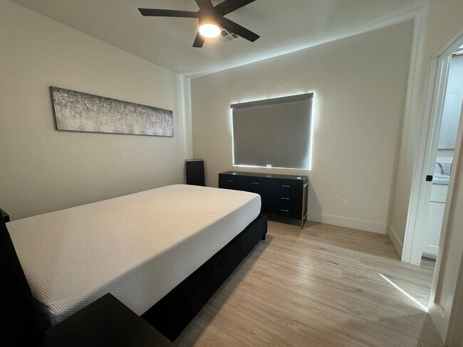 Building Photo - 6129 Lago Grande Dr