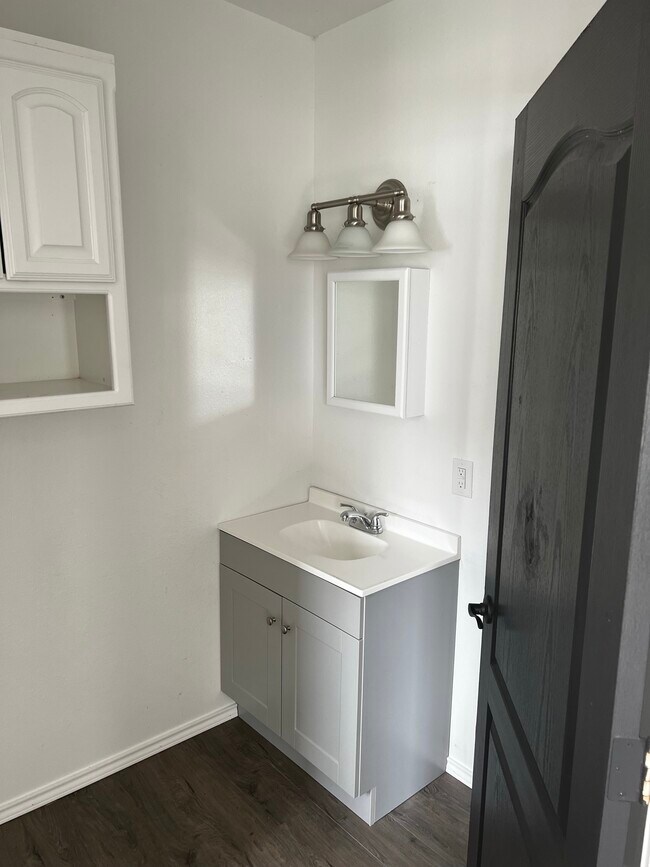 Building Photo - 522 W Alice Ave