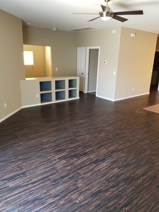 Building Photo - Beautiful 3/2 plus a den for rent near 27th Ave. & Roeser Rd.