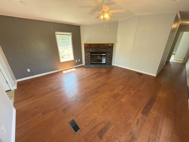 Building Photo - Christiansburg, 3 BR / 2 BA Available