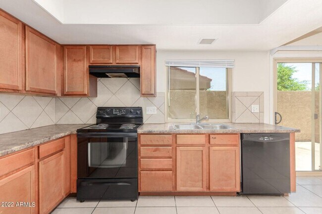 Building Photo - 2415 W Greenway Rd