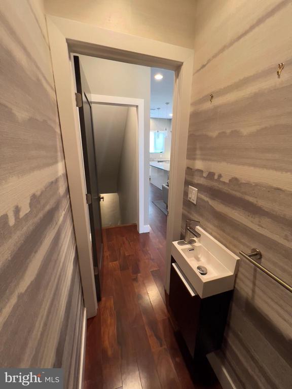 Building Photo - 423 Wallace St