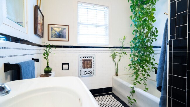 Building Photo - J19(A-B)