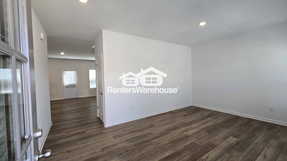 Building Photo - 2133 Boxwood Cir