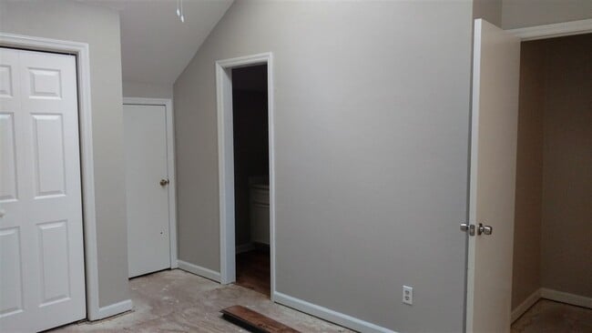 Building Photo - 912 S Lipona Rd