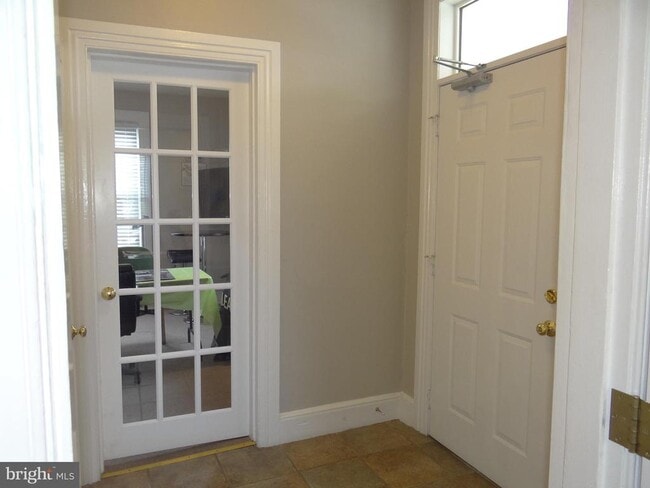 Building Photo - 510 Maple St