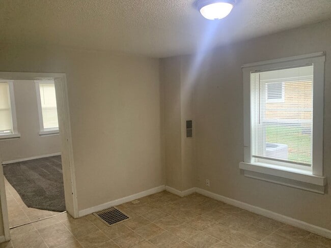 Building Photo - 352 Catherine St