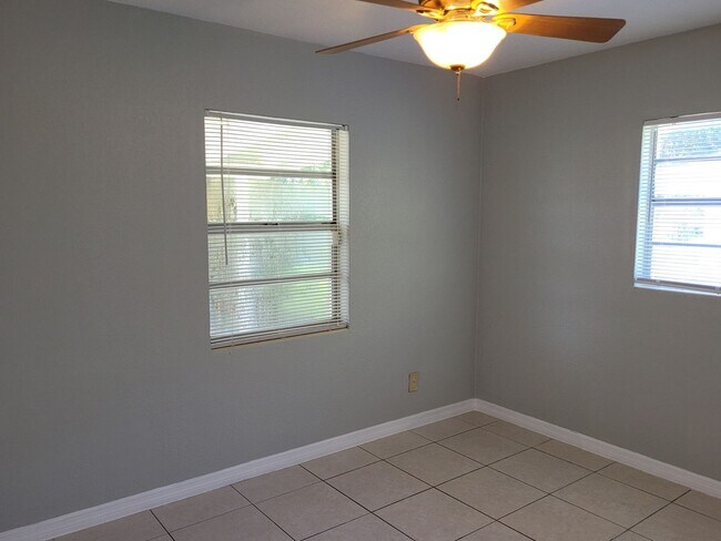Building Photo - Live Close to It All in This Updated 3-Bed...