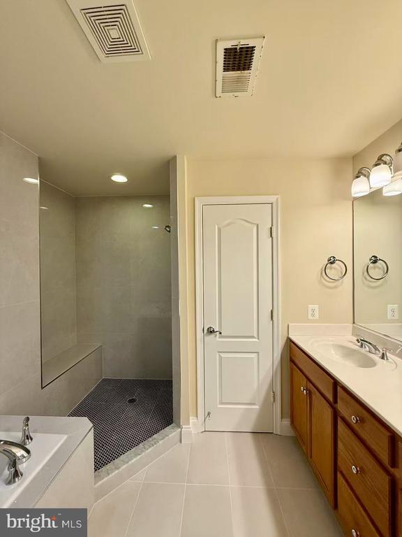 Building Photo - 11818 Regents Park Dr