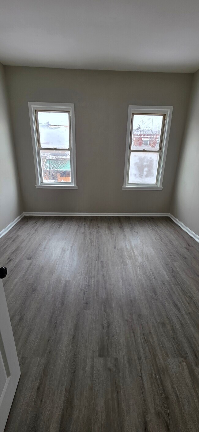 Building Photo - 512 N Curley St