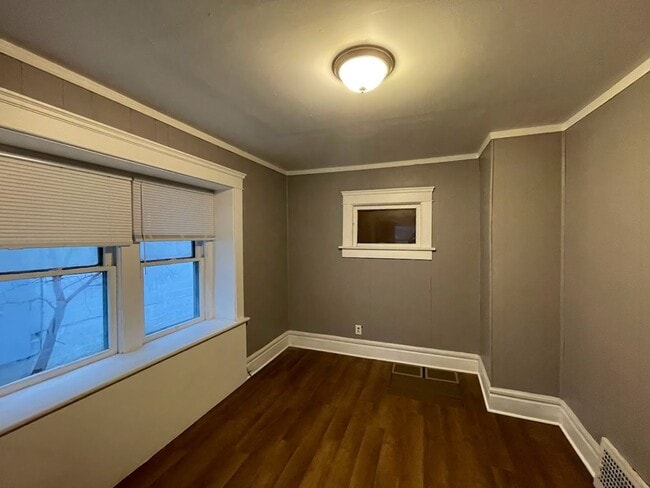 Building Photo - Three bedroom one bathroom home for rent!