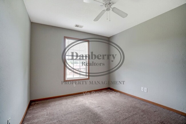 Building Photo - 1115 N Byrne Rd