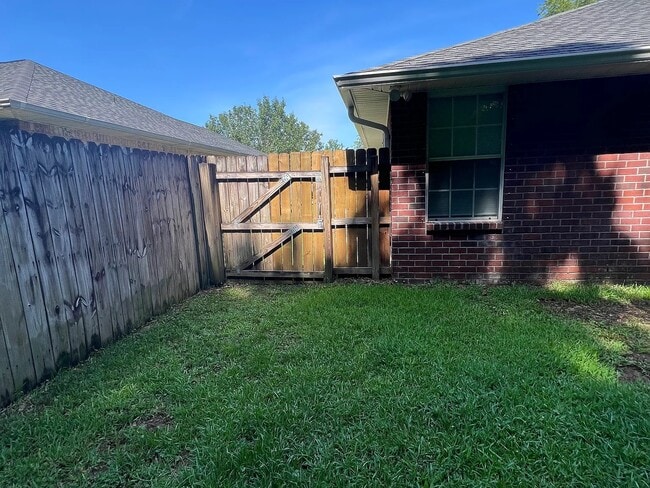 Building Photo - 1424 Roebling Tr