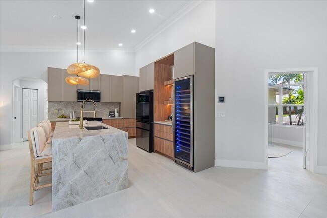 Building Photo - 1132 NE 3rd Ave