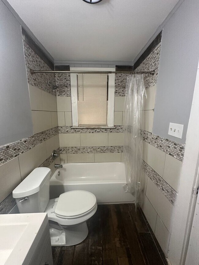 Building Photo - 1126 Brentwood Ave