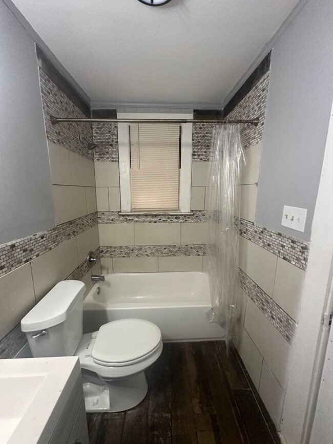 Building Photo - Remolded 2 bedroom 1 bath over a huge 2 car garage