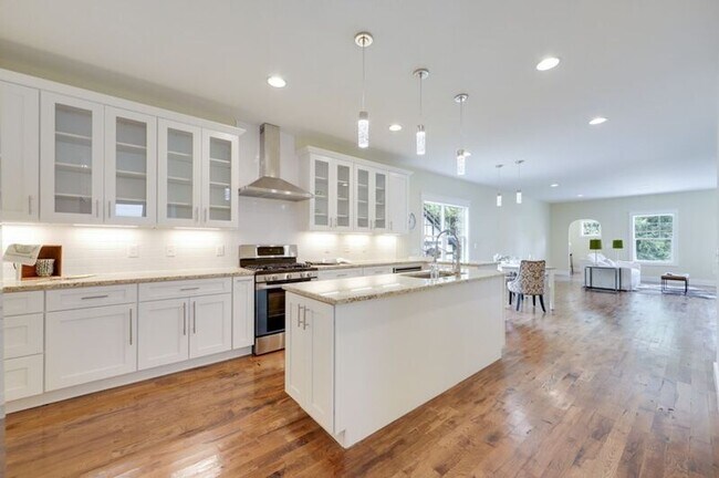 Building Photo - 1332 Lischey Ave