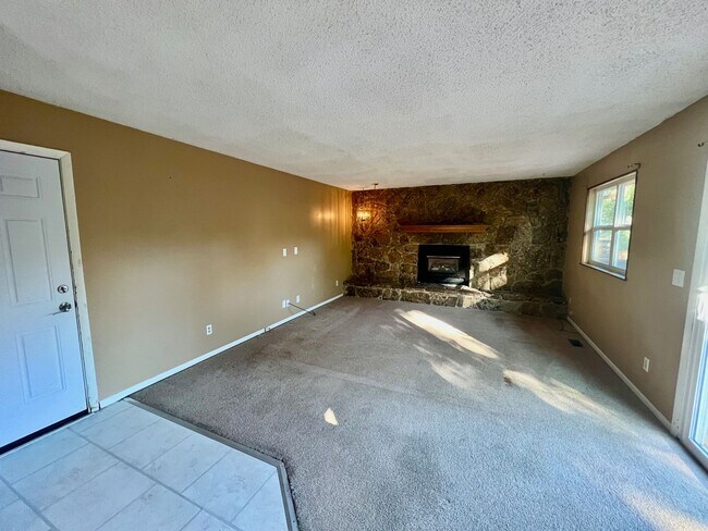 Building Photo - Beautiful 5 Bedroom Ranch Style Home in No...