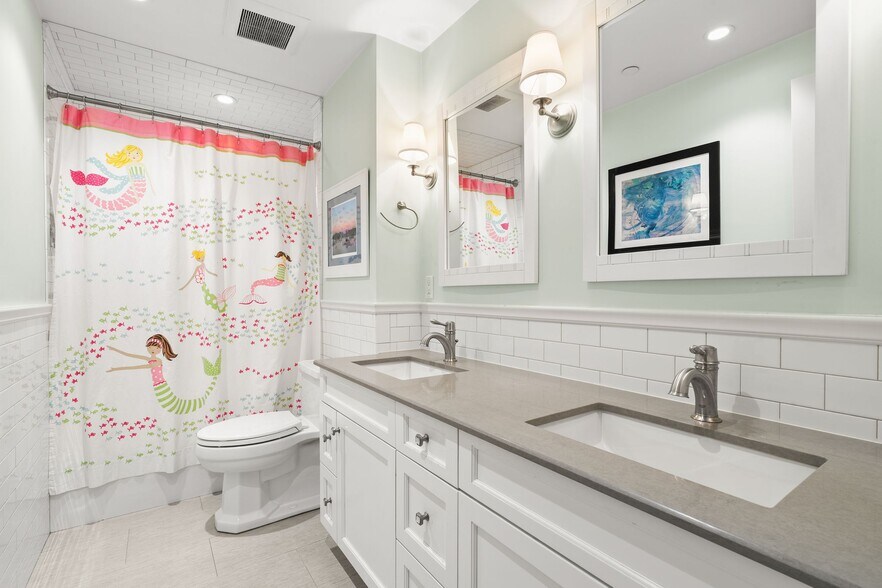 Building Photo - 7 Acorn St