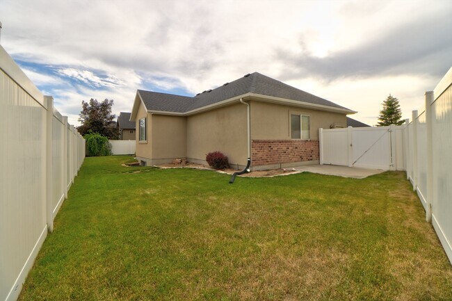 Building Photo - New reduced rent!