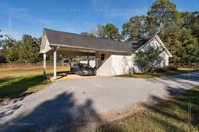 Building Photo - Stunning 3 Bed 2 Bath Brick Home with Huge Yard!