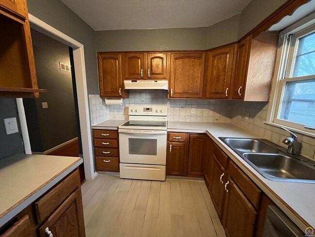 Building Photo - 2313 W 9th Ave