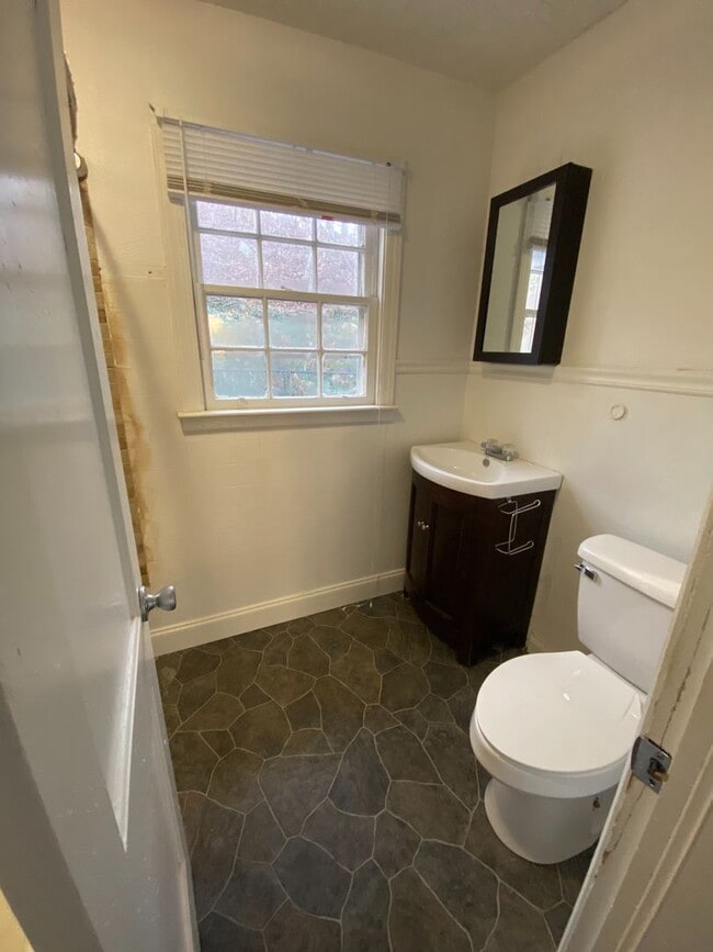 Building Photo - 2109 Thomas Ave