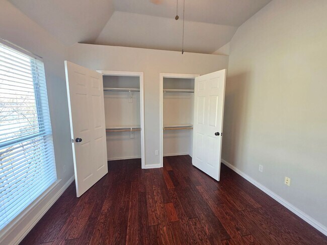 Building Photo - 6116 Thursby Ave