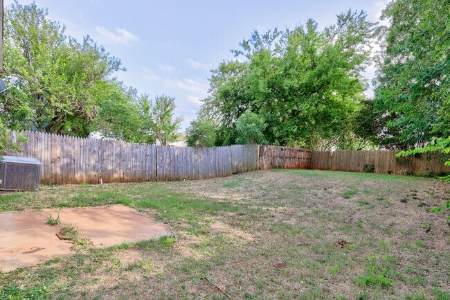 Building Photo - 4 Bedroom,2.5 Bath and 2 Car Garage Duplex with Fireplace and Prime Location Near Lake Hefner