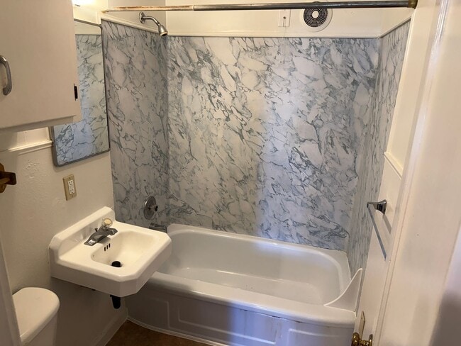 Building Photo - 2 bed, 1 bath house in Springfield