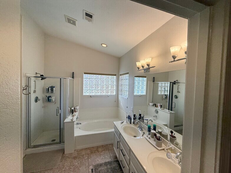 Building Photo - 17040 N 43rd Pl