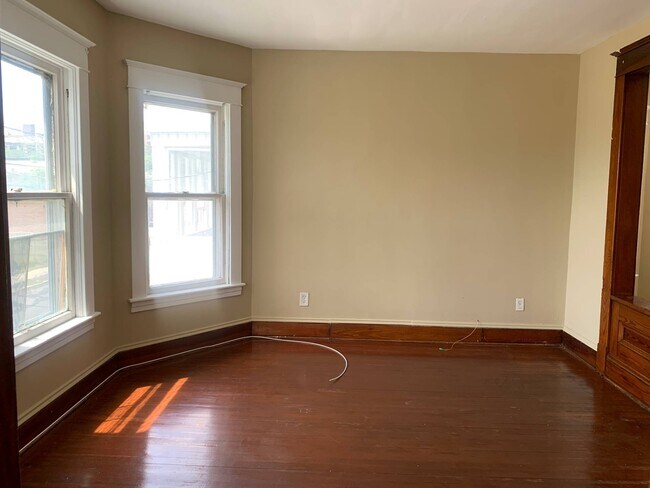 Building Photo - 857 Oakwood Ave